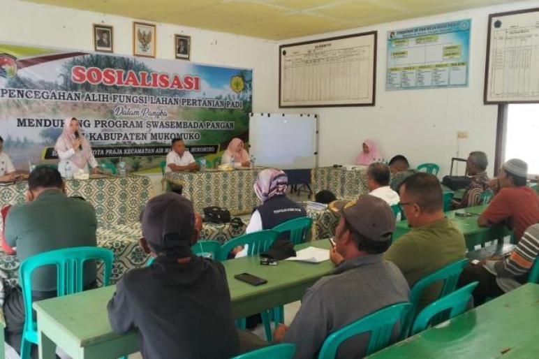 Jaksa can Polri Sosialisasi Alih Fungsi lahan Kejaksaan dan Polres Mukomuko lakukan sosialisasi alih fungsi lahan sawah jadi kebun dapat diancam pidana 5 tahun penjara dan denda Rp 1 miliar kepada petani setempat.(Foto-Istimewa)
