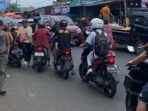 Setiap hari terjadi kemacetan di Jalan Semangka, Kota Bengkulu, akibat pedagang kali lima (PKL) berjualan di lahan parkir. Kondisi sangat meresahkan para pengguna jalan.(Foto-Istimewa)