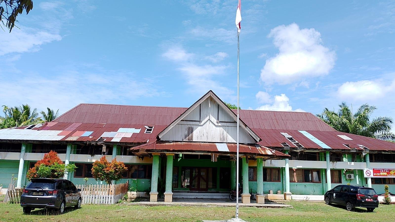 Kantor Camat Nasal mengalami rusak berat dan mendesak untuk dilakukan rehabilitasi tahun 2025, agar pelayanan masyarakat lebih optimal.(Foto HB-KIP)