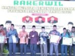 Kanwil Kemenag Bengkulu1 Kanwil Kemenag Bengkulu berikan penghargaan kepada pegawai yang berprestasi dalam melaksanakan tugas.(Foto-Istimewa)