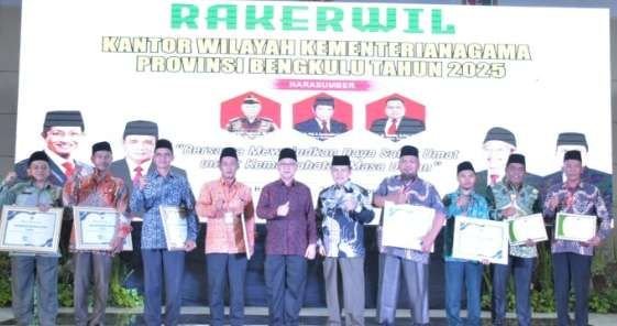 Kanwil Kemenag Bengkulu1 Kanwil Kemenag Bengkulu berikan penghargaan kepada pegawai yang berprestasi dalam melaksanakan tugas.(Foto-Istimewa)