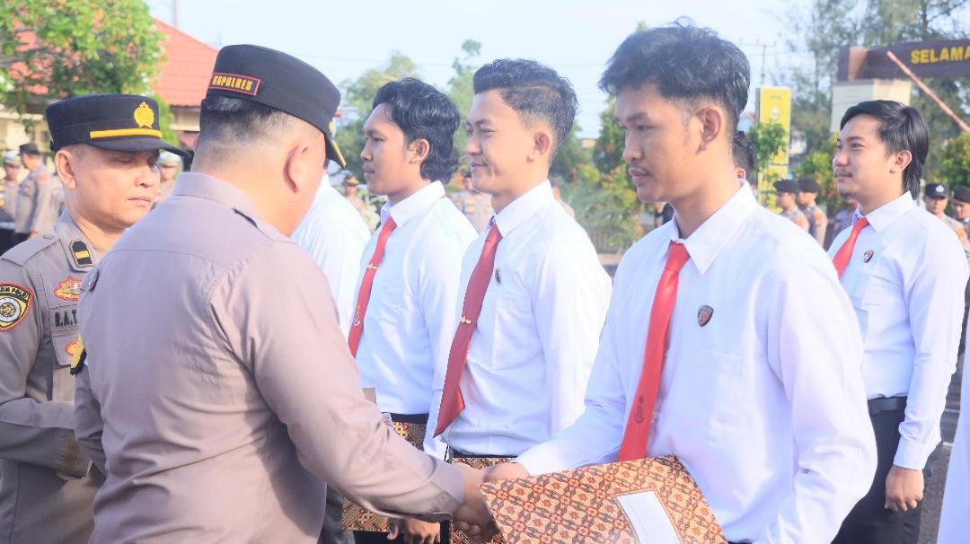 Kapolres Kaur AKBP Yuriko Fernanda menyerahkan penghargaan kepada 20 anggota polisi atas sukses mengungkap kasus pembunuhan di Desa Karang Dapo, Kecamatan Semidang Gumay beberapa waktu lalu.(Foto HB-Kip)