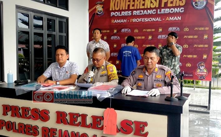 Kapolres Rejang Lebong, AKBP Eko Budiman Kapolres Rejang Lebong, AKBP Eko Budiman memberikan keterangan pers atas keberhasilan menangkap mantan Kades Air Kati tersangka dugaan korupsi dana desa (DD) tahum 2023.(Foto-Istimewa)