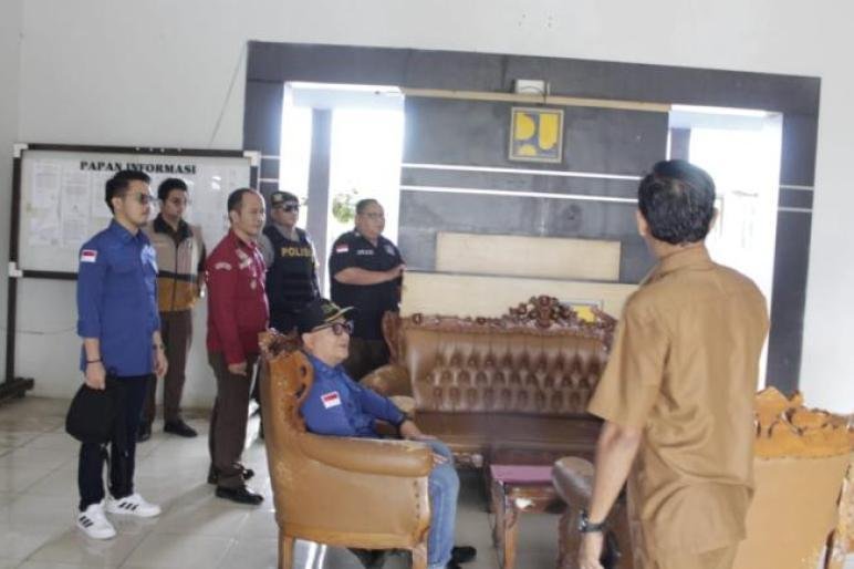 Kejari Lebong Geledah Dinas PUPR Penyidik Kejari Lebong geledah kantor Dinas PUPR Lebong terkait dugaan kasus korupsi pemeliharaan jalan dan jembatan tahun 2023.(Foto-TP)
