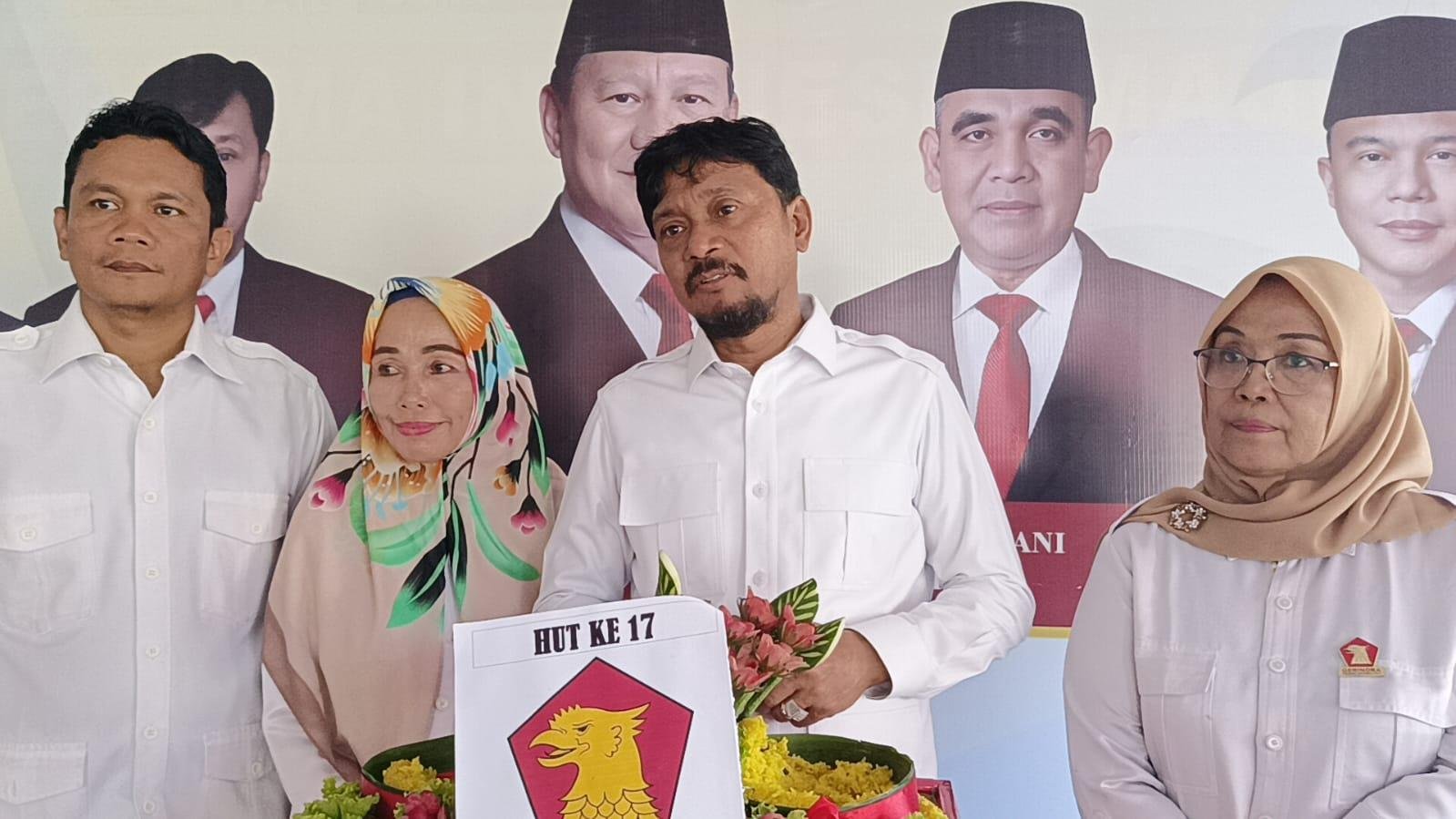 Ketua DPD Gerinda Bengkulu, Suharto (ketiga) dan pengurus lain foto bersama usai merayakan HUT ke-17 partai tersebut.(Foto-Istimewa)