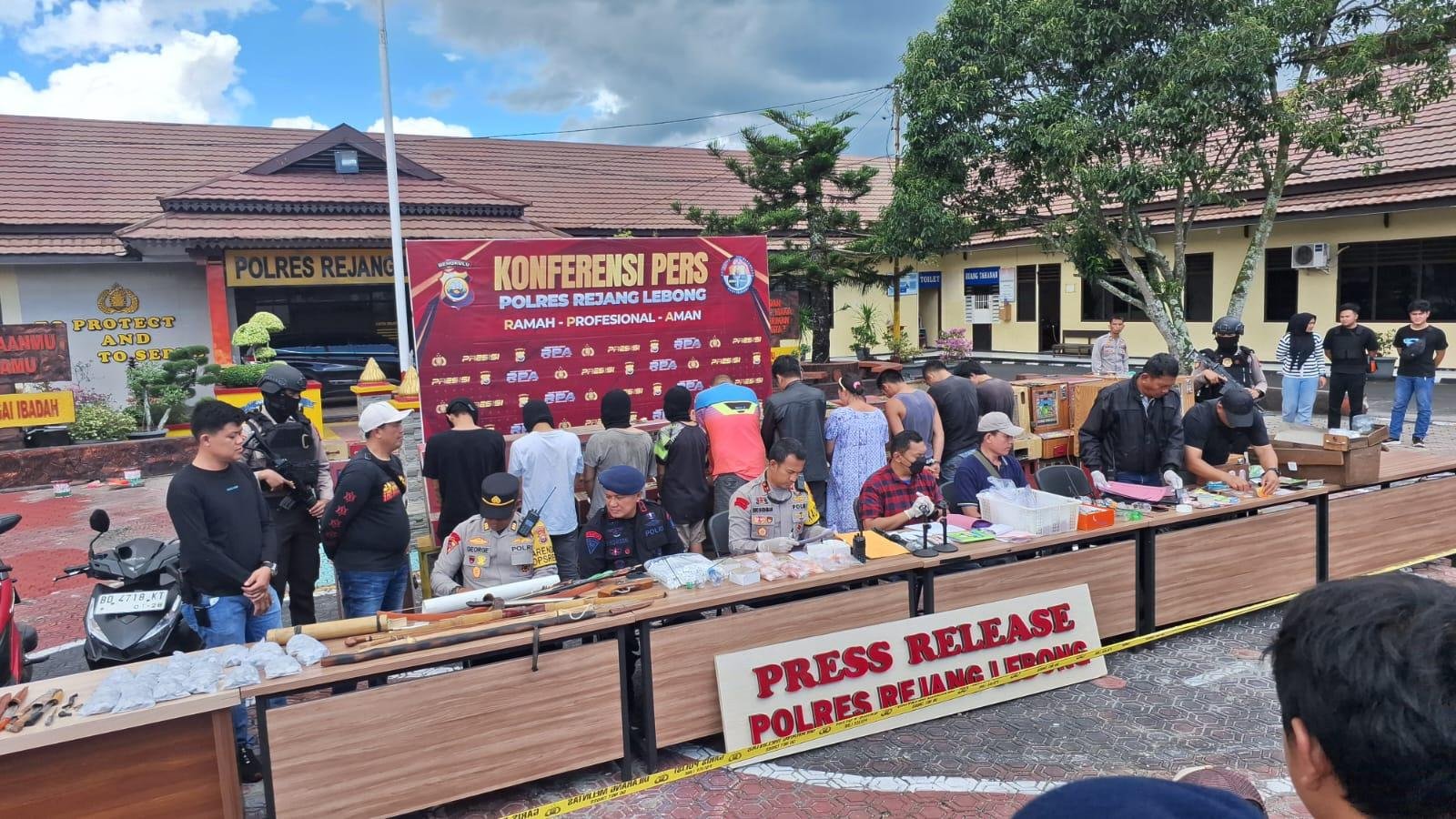 Kapolres Rejang Lebong, Eko Budiman memberikan keterangan pers usai melakukan penggerebekan pusat narkoba jackpot di wilayah Kecamatan Binduriang, Kamis 6 Februari 2025.(Foto-Istimewa)