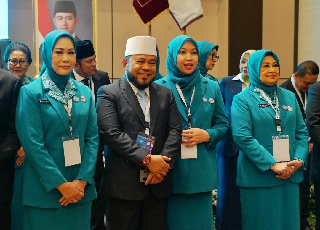 Ketua PKK Bengkulu Baru Hairunnisa Ketua TP PKK Provinsi Bengkulu, Hairunnisa Helmi Hasan (ketiga dari kiri) siap perkuat sinergi TP PKK untuk kesejahteraan masyarakat.(Foto-MC Bengkulu)