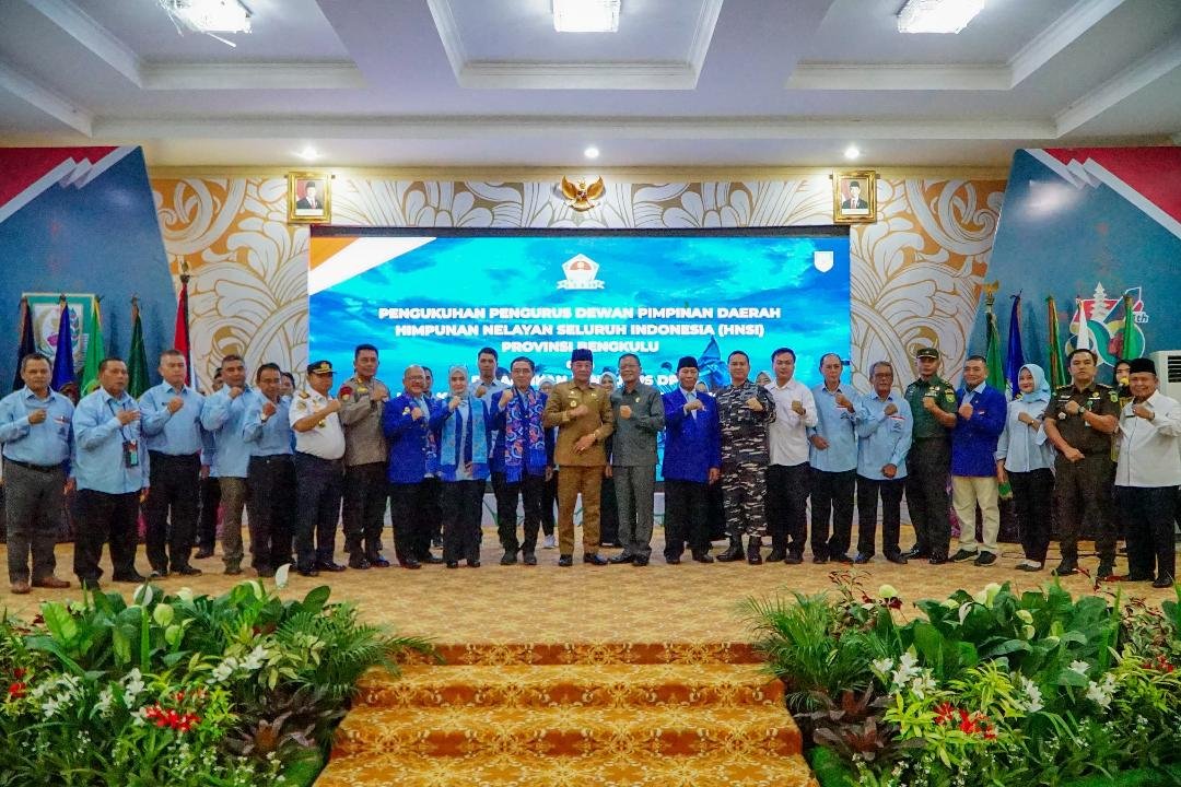 Kukuhkan Pengurus HNSI Bengkulu Plt Gubernur Bengkulu Rosjonsyah foto bersama usai menghadiri pengukuhan Pengurus DPD HNSI Bengkulu, Senin 3 Februari 2025.(Foto-MC Bengkulu)