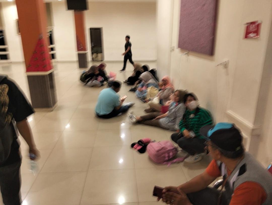 Mahasiwas dan dosen Unihaz Bengkulu terlantar di Bandara Fatmawati Bengkulu diduga tertipu agen perjalanan. Mereka akan melaksanakan prakrek lapangan ke Yogjayarta dan Malang, Jatim.(Foto-Istimewa)