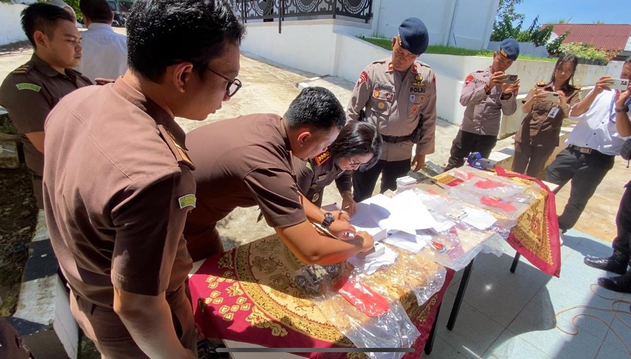 Musnahkan peluru Pihak Kejari Bengkulu memusnahkan barang bukti sebanyak 351 butir peluruh barang bukti setelah perkaranya berkuatan tetap.(Foto-Istimewa)