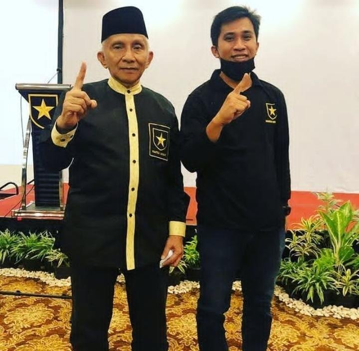 Naca dan Amine Rais Sekretaris DPW Partai Ummat Provinsi Bengkulu, Noca Alamsyah (kanan) foto bersama Ketua Majelis Syura Partai Ummat, Amien Rais Partai.(Foto-Dokumen)