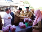 Pasar Murah TPID Bengkulu Plt Gubernur Bengkulu meninjau pasar murah bahan pangan yang digelar TPID Bengkulu, dihalaman Gedung Dekranasda setempat, Selasa 18 Februari 2025.(Foto-Istimewa)