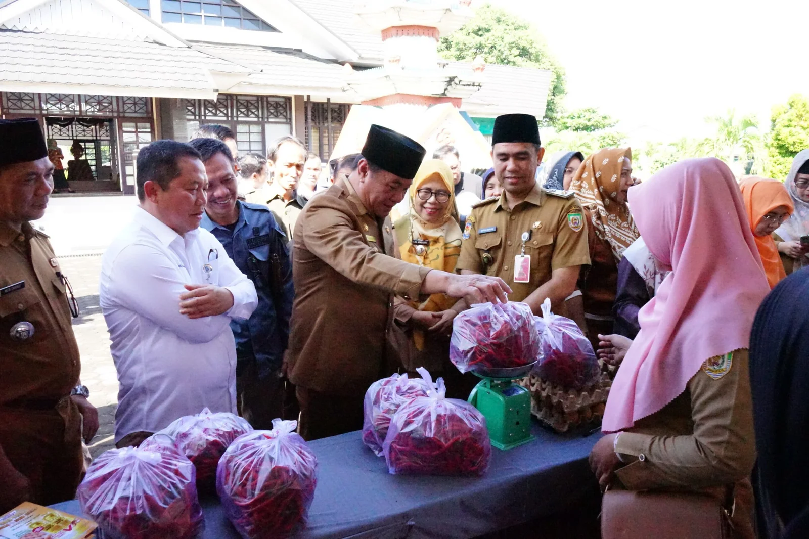 Plt Gubernur Bengkulu meninjau pasar murah bahan pangan yang digelar TPID Bengkulu, dihalaman Gedung Dekranasda setempat, Selasa 18 Februari 2025.(Foto-Istimewa)
