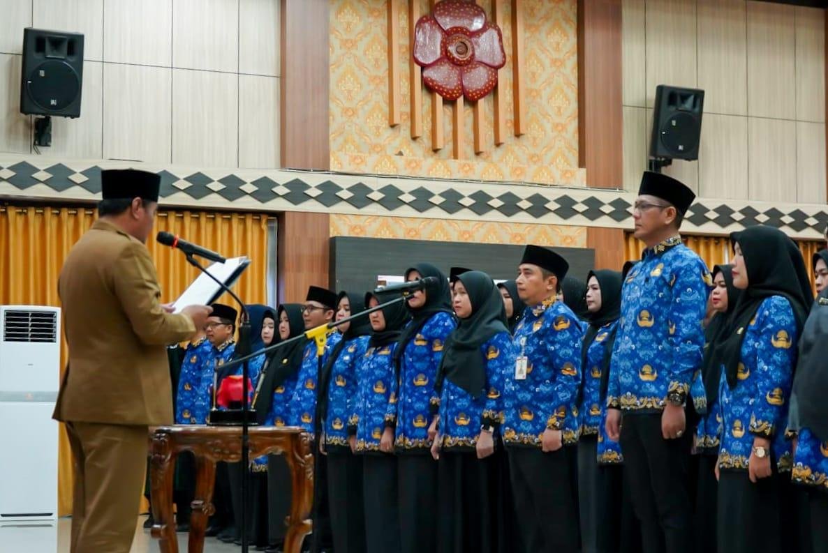 Pejabat Fungsoional Dilantik Plt Gubernur Bengkulu, Rosjonsyah melantik 61 pejabat fungsional ASN dilingkup Pemprov Bengkulu, Selasa 4 Januari 2025.(Foto-MC Bengkulu)