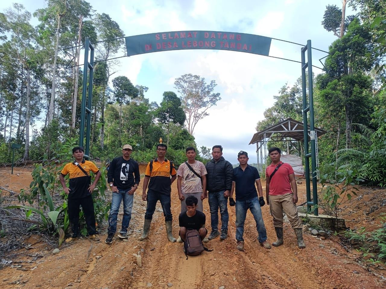Pelaku ditangkap polisi Anggota Reskrim Polsek Rimbo Pengadang, Kabupaten Lebong berhasil meringkus pelaku pemerkosa anak dibawah umur setelah sempat buron setahun.(Foto-Istimewa)