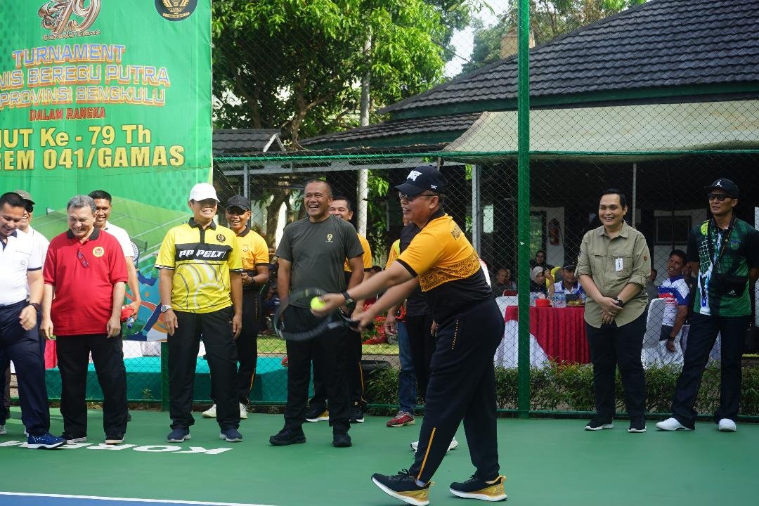 Pembukaan Tenis Hut Korem Bengkulu Pembukaan Kejuaraan Tenis lapangan dalam rangka merayakan HUT ke-79 Korem 041 Gamas Bengkulu, bertempat di lapangan Makorem Bengkulu, Jumat 14 Februari 2025.(Foto-MC Bengkulu)