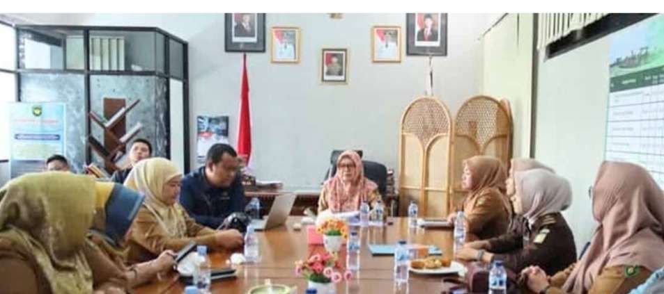 Pemkab BS Rapat Inflasi Asisten II Pemkab Bengkulu Selatn, Diah Winarsi memimpin rapat pengendalian inflasi daerah tahun 2025.(Foto-Istimewa)