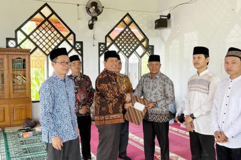 Sekda Seluma Hardianto menghadiri peringatan Isra Miraj Nabi Muhammad SAW, di Masjid Al Barokah setempat.(Foto-TP)