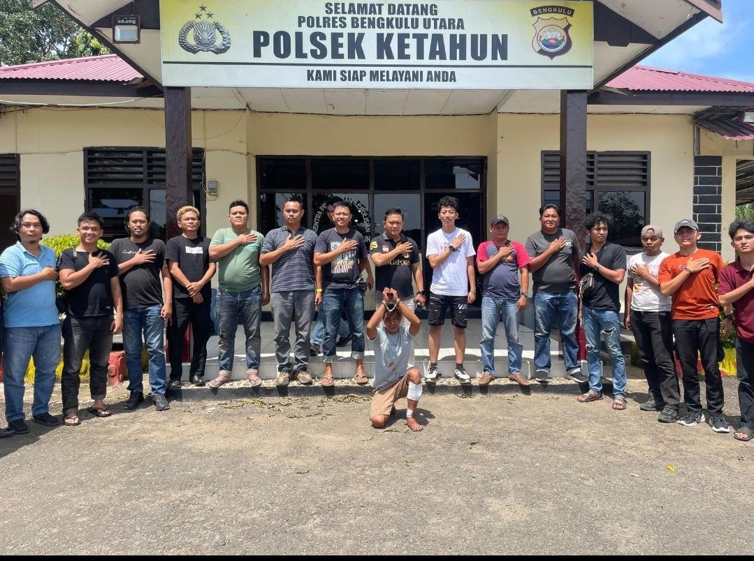 Sejumlah anggota polisi bersama pelaku pembunuhan warga Bengkulu Utara.(Foto HB-Fir)