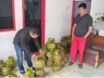 Anggota Polres Kaur melakukan pengecekan gas elpiji subsidi 3kg di salah satu pangkalan yang ada di daerah ini guna memastikan pendistribusian bahan bakar bersih ini sesuai atutan.(Foto-RRI)