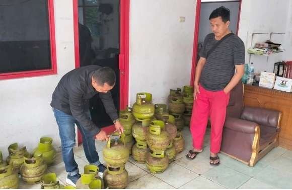 Anggota Polres Kaur melakukan pengecekan gas elpiji subsidi 3kg di salah satu pangkalan yang ada di daerah ini guna memastikan pendistribusian bahan bakar bersih ini sesuai atutan.(Foto-RRI)