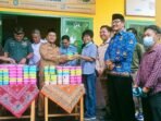 Program MBK di Kaur Launching program MBG di Kabupaten Kaur, Bengkulu ditandai dengan menyerahan kotak nasi dari kepala dapur Yayasan Sriwijaya, Kasmi Harasti kepada Asisten III Pemkab Kaur, Herwan, Senin 17 Februari 2025.(Foto-RRI)