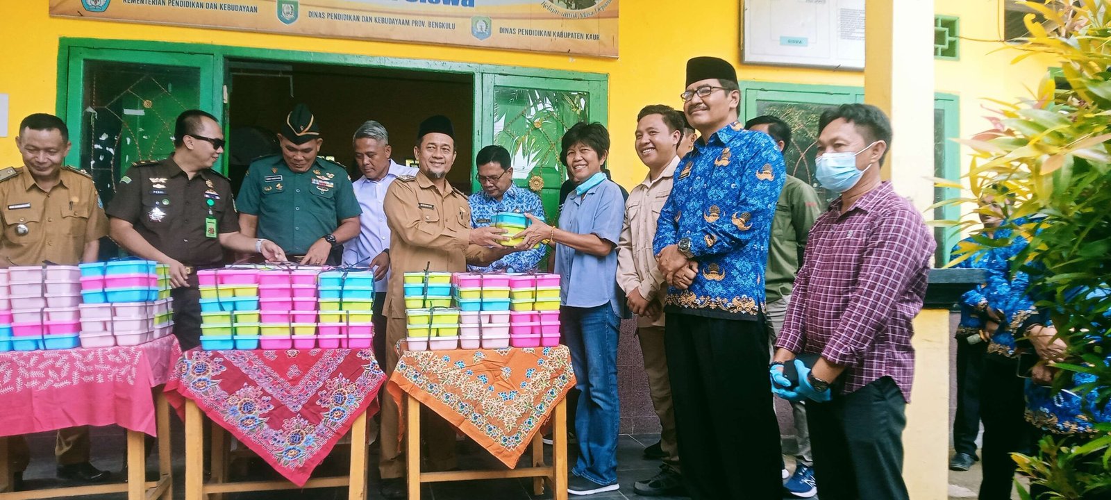 Launching program MBG di Kabupaten Kaur, Bengkulu ditandai dengan menyerahan kotak nasi dari kepala dapur Yayasan Sriwijaya, Kasmi Harasti kepada Asisten III Pemkab Kaur, Herwan, Senin 17 Februari 2025.(Foto-RRI)