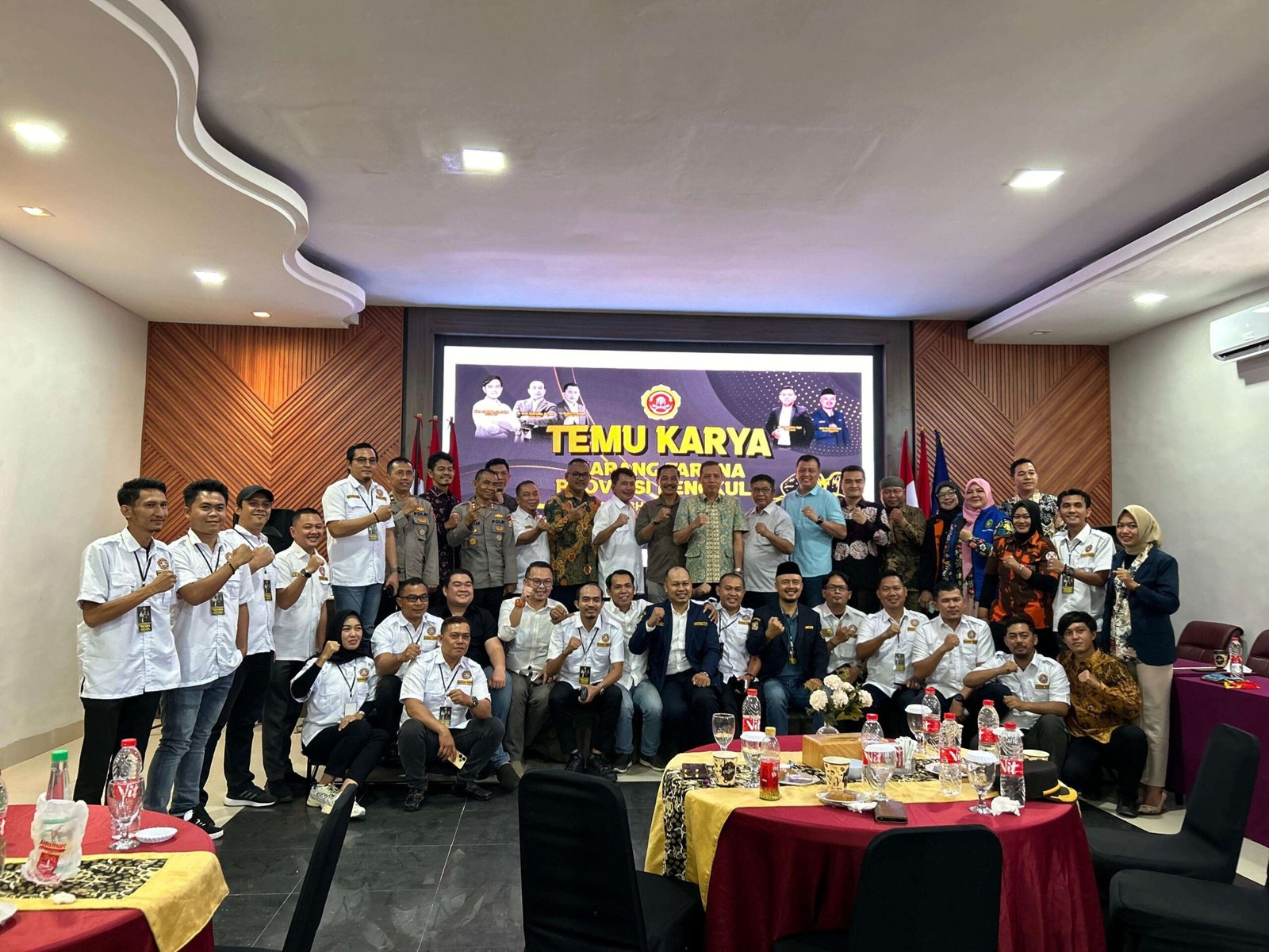 Puja Kesuma foto bersama peserta usai terpilih secara aklamasi menjadi Ketua Karang Taruna Provinsi Bengkulu pada pemilihan yang dilaksanakan secara musyawarah dan mufakat, Sabtu 1 Febaruari 2025.(Foto-Istimewa)