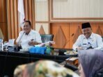 Pj Sekdaprov Bengkulu, Haryadi didampingi Asisten II, Raden Ahmad Deni memimpin rapat lintas instansi persiapan sembako hadapi Ramadan dan Idulfitri 1446 Hijriyah, Rabu 5 Januari 2025.(Foto-MC Bengkulu)