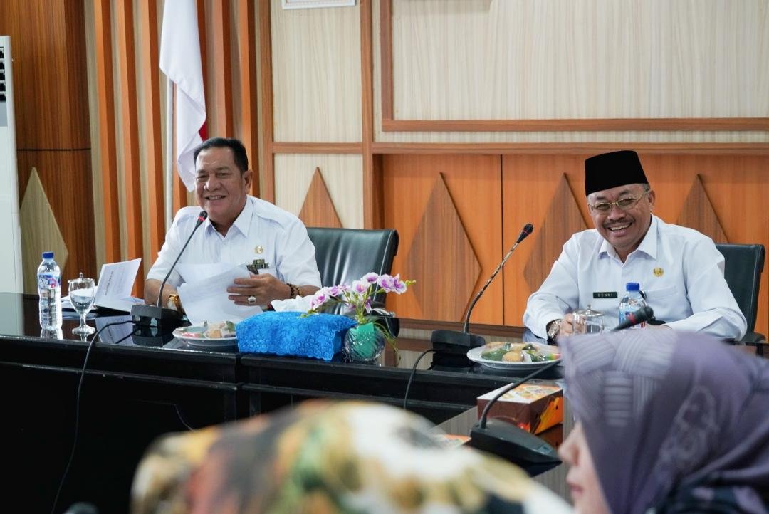 Pj Sekdaprov Bengkulu, Haryadi didampingi Asisten II, Raden Ahmad Deni memimpin rapat lintas instansi persiapan sembako hadapi Ramadan dan Idulfitri 1446 Hijriyah, Rabu 5 Januari 2025.(Foto-MC Bengkulu)