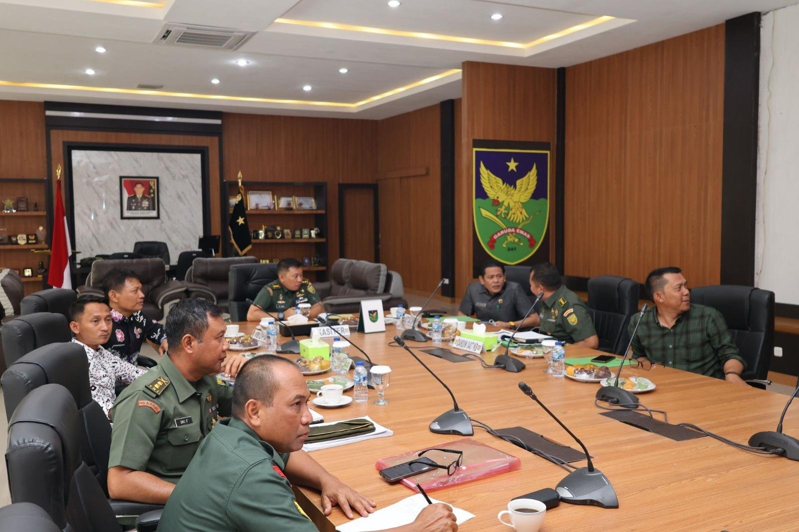 Rapat Tennis TMMD Benteng Rakornis TMMD ke-123 secara virtual zoom meeting di Makorem 041 Gamas Bengkulu dihadiri berbagai instansi terkait, 6 Februari 2025.(Foto-TP)