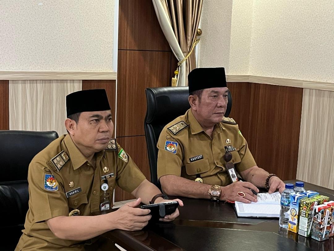 Rapat Zoom Meating Pj Sekdprov Bengkulu Haryadi dan Asisten I, Khairil Anwar mengikuri rapat persiapan pelantikan kepala daerah melalui zoom meating.(Foto-MC Bengkulu)