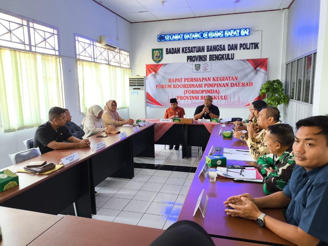 Rapat persiapan lauching PMG Bengkulu Asisten I Pemprov Bengkulu, Khairil Anwar (kiri) pimpin rapat persiapan lauching progam makan gratis secara nasional pada 17 Februari mendatang, 7 Februuari 2025.(Foto-MC Bengkulu)