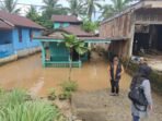 Ratusan rumah warga di Desa Talang Empat, Kecamatan Karang Tinggi, Bengkulu Tengah terendam banjir setinggi 1 meter, akibat hujan lebat melanda daerah ini pada Kamis 27 Februari 2025.(Foto HB-FIR)