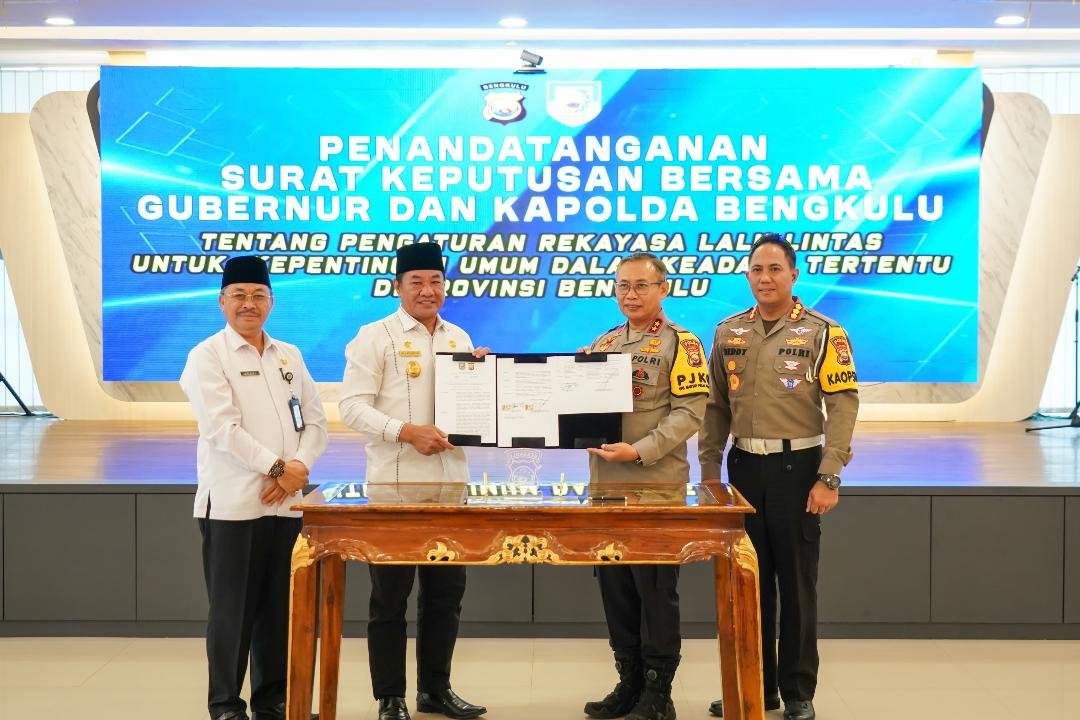 SKB Polda dan Pemda Bengkulu Kapolda Bengkulu, Irjen Pol Anwar dan Plt Gubernur Bengkulu, Rosjonsyah tandatangani naskah surat keputusan bersama (SKB) dalam rangka mengoptimalisasikan arus lalulintas jelang Ramadan dan Idulfitri 1446 Hijriyah.(Foto-MC Bengkulu)