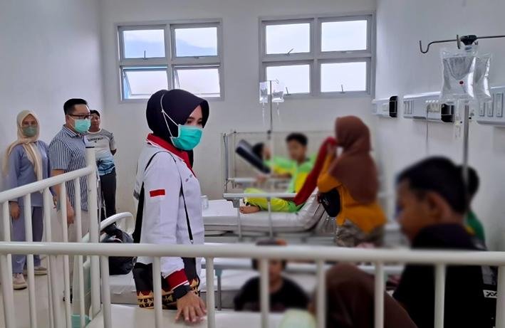 Sejumlah santri dan santriwati salah satu Ponpes di Lebong masih menjalani perawatan di RSU setempat usai santap mie.(Foto-GB)