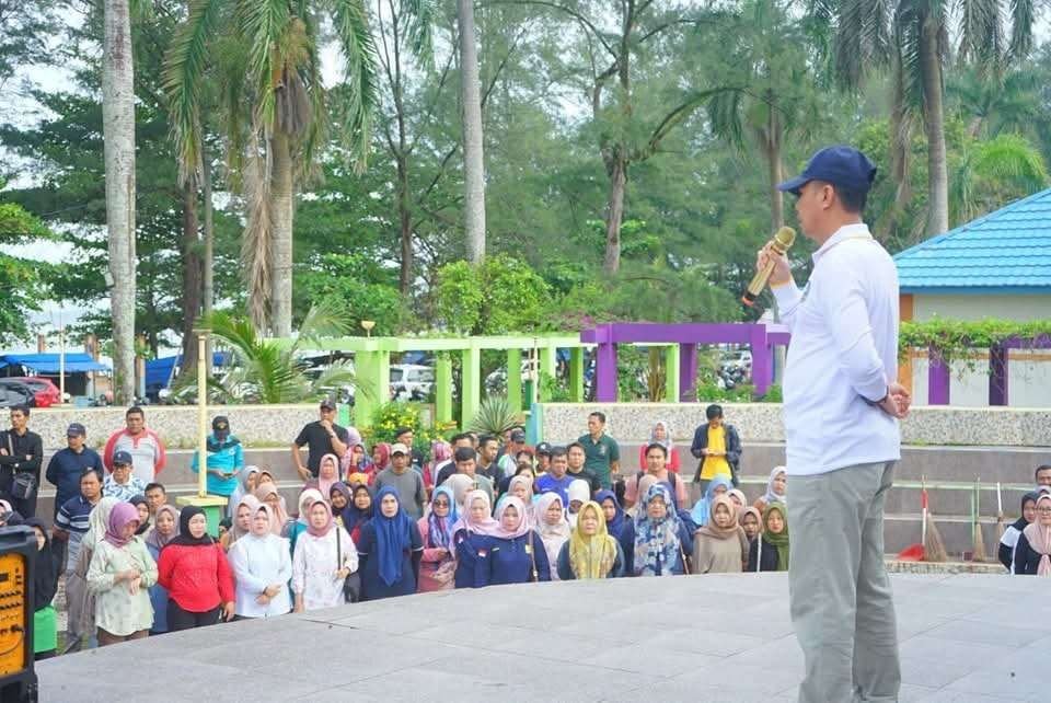 Sekda Bengkulu Selatan Sekda Bengkulu Selatan, Sukarni mencanangkan Gerakan Bengkulu Selatan Bersih (GEBER), bertempat objek wisata di Pasar Bawah, Kota Manna, Jumat 14 Februari 2025.(Foto-Istimewa)