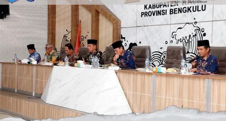 Sekda Kaur, Ersan Syafiri memimpin rapat persiapan pelaksanaan Safari Ramadan 1446 Hijriyah tahun 2025 di Kabupaten Kaur, Kamis 6 Februari 2025.(Foto HB/Kif)