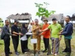 Sekda Tanan Ketapang HUT Rimbaawan 2025 Sekda Bengkulu, Haryadi, Kepala BPDAS Ketahun, Sigit dan Kepala DLHK Bengkulu, Safnizar melakukan penanaman pohon ketapang dan cemara laut di Pantai Panjang dalam rangka memperingati Hari Rimbawan ke-42 tahun 2025, Senin 24 Febrauri 2025.(Foto-MC Bengkulu)