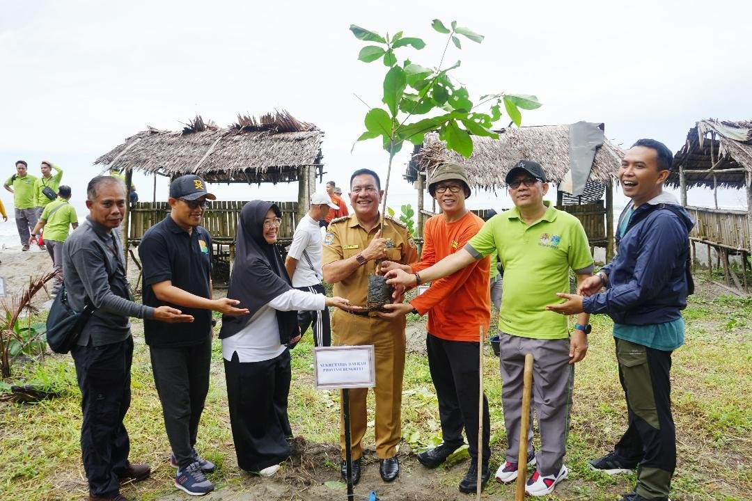 Sekda Bengkulu, Haryadi, Kepala BPDAS Ketahun, Sigit dan Kepala DLHK Bengkulu, Safnizar melakukan penanaman pohon ketapang dan cemara laut di Pantai Panjang dalam rangka memperingati Hari Rimbawan ke-42 tahun 2025, Senin 24 Febrauri 2025.(Foto-MC Bengkulu)