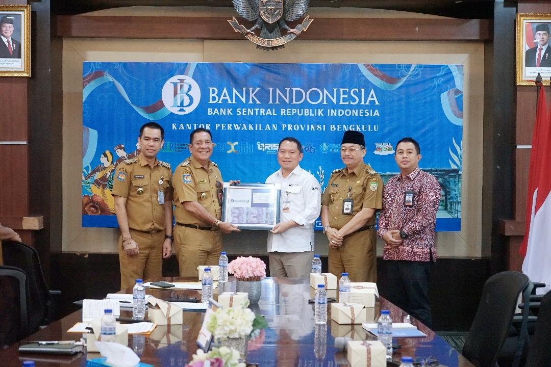 Sekda dan BI Bengkulu Pj Sekda Bengkulu, Haryadi dan Kepala Perwakilan BI Bengkulu, Wahyu foto bersama usai rapat pembahasan stabilkan harga pada bulan Ramadan dan Idulfitri 1446 Hijriyah, 25 Febrauri 2025.(Foto-MC Bengkulu)