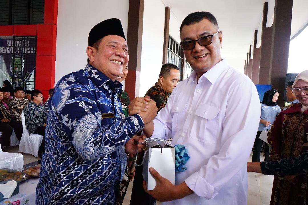 Plt Sekdaprov Bengkulu, Haryadi memberikan cindramata pada Pj Bupati Bengkulu Tengah, Heryandi Roni pada acara sertijab dan pisah sambut atas berakhirnya tugas selaku penjabat bupati daerah ini, 21 Februari 2025.(Foto-MC Bengkulu)