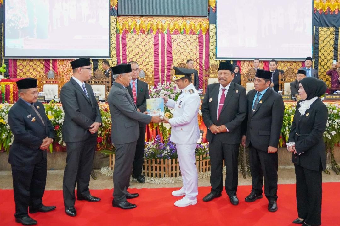 Sertijab Bupati Rejang Lebong dari Syamsul Effedi kepada M Fikri diwakili Wabup Hendri Jaya disaksikan Wagub Bengkulu, Mian, Senin 24 Februari 2025.(Foto-MC Bengkulu)