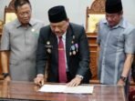 Sertijab Gubenrur Bengkulu Wakil Gubernur Bengkulu, Mian menandatangani berita acara sertijab gubernur dan wagub Bengkulu disaksikan Ketua DPRD Provinsi Bengkulu, Sumardi dan Plt Gubernur Rosjonsyah, Jumat 21 Februari 2025.(Foto-MC Bengkulu)
