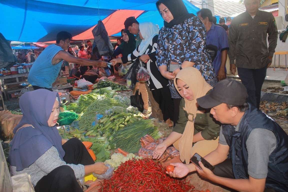 Tim TPID dan Pemkab Benteng Monitoring Stok dan Harga Sembako di Pasar Mingguan Tabah Penanjung untukk memastikan harga bangan pangan di wilayah ini stabil.(Foto-Istimewa)