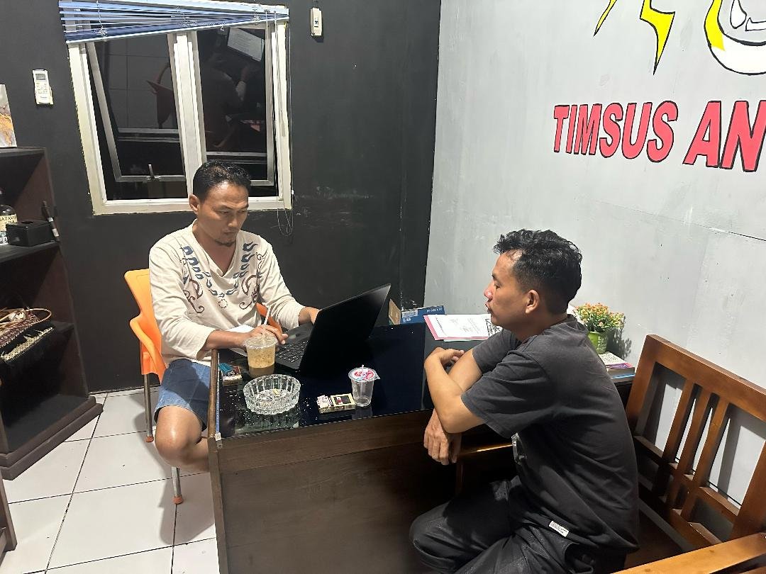 Oknum ASN Disdik Bengkulu Utara tersangka penipu warga janjikan jadi guru bantu diperiksa penyidik Polres Bengkulu Utara.(Foto HB-FIR)