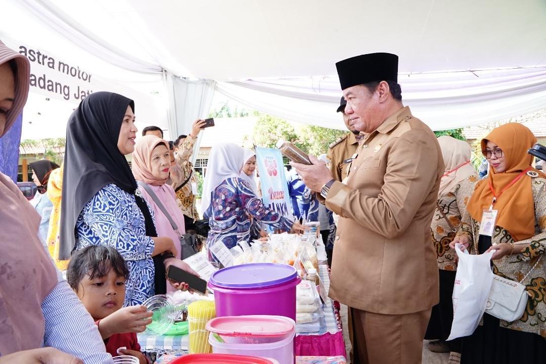 Plt Gubernur Bengkulu, Rosjonsyah menunjau stand Expo Bahari 2024 yang dilaksanakan di SMK Negeri 6, Kampung Bahari, Kota Bengkulu, Senin 10 Februari 2025.(Foto-MC Bengkulu)