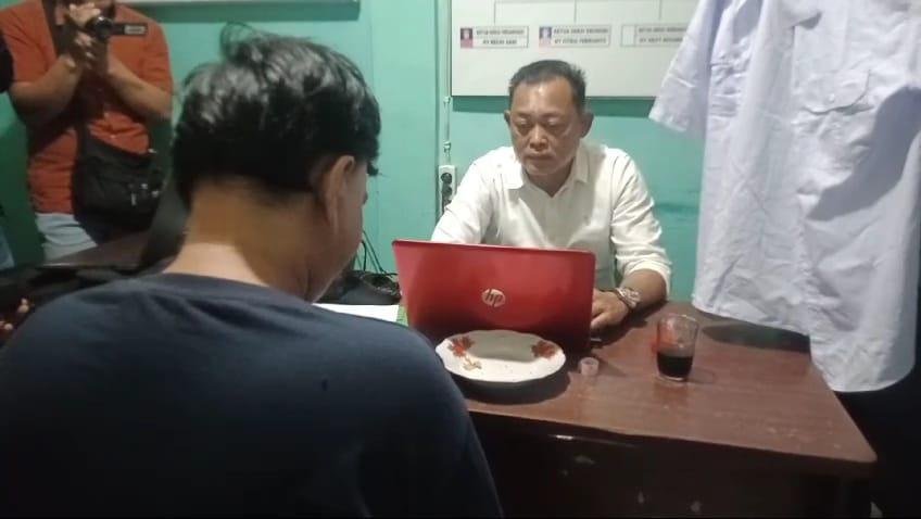 Mantan Honorer Tilep Puluhan Juta Janjikan Lulus Tes Honor di Pemprov Bengkulu Tersangka SP menjalini pemeriksaan di Polsek Ratu Agung, Polres Bengkulu.(Foto HB-FIR)