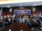 Wartawan Bengkulu bersama BI Kepala Perwakilan Bank Indonesia (BI) Provinsi Bengkulu, Wahyu Yuwana Hidayat foto bersama wartawan seusai memberikan keterangan pers, Jumat 7 Februari 2025.(Foto-Istimewa)