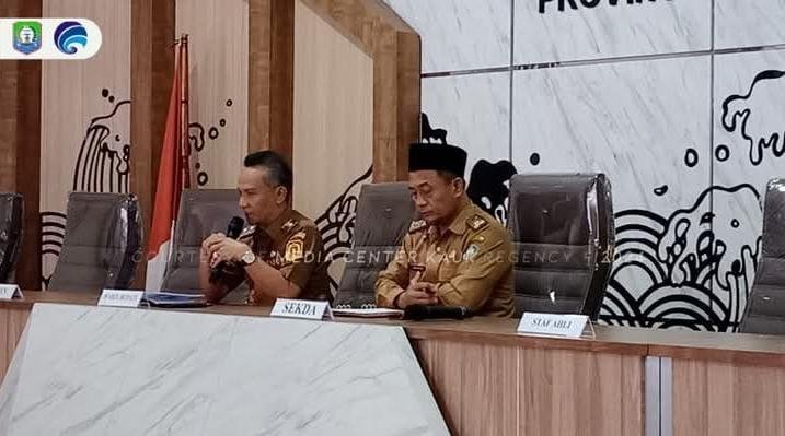 Wakil Bupati Kaur, Abdul Hamid didampingi Asisten III, Herwan pimpin rapat persiapan Sertijab Bupati-Wabup Kaur masa bakti 2025-2030 usai bupati Gusril mengikuti program retreat di Magelang, .Jateng akhir bulan ini.(Foto HB-KIF)